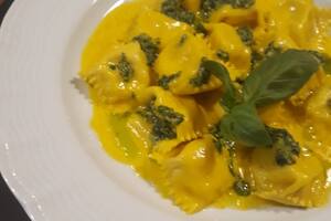 Agnolotti de papa y  queso de cabra con crema y pesto 