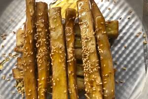 Berenjenas fritas con miel, sésamo y romero