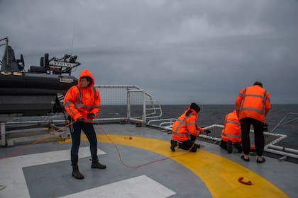 Parte del equipo de científicos y ambientalistas que estuvieron abordo del barco de Greenpeace