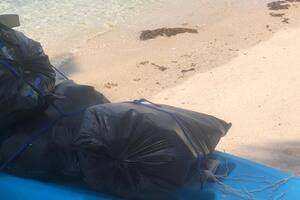 Quedó varada en Tailandia y convirtió la limpieza de playas en su rutina