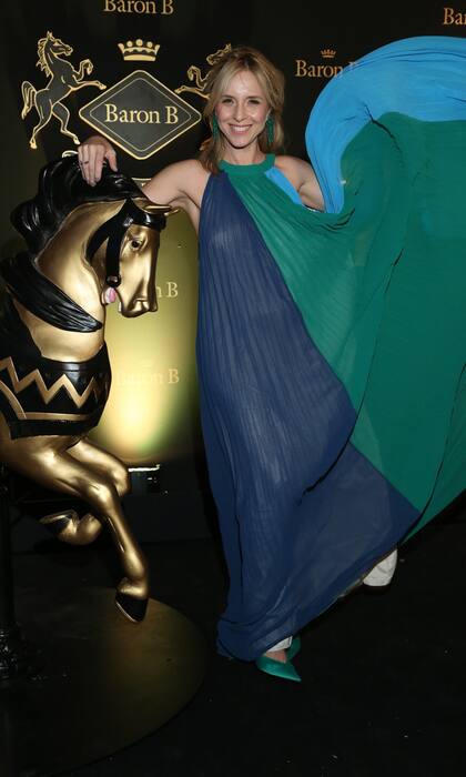 Carla Peterson lució un amplio vestido tricolor con accesorios en tono esmeralda