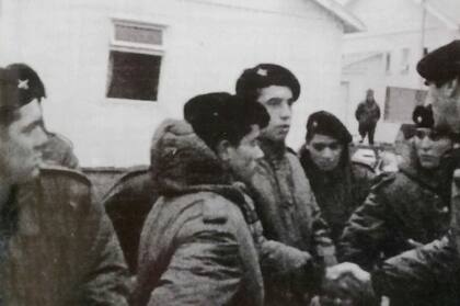 Gabriel Massei (sobre el margen izquierdo de la foto), durante la Guerra de las Malvinas