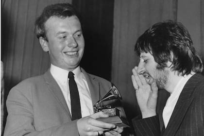 Geoff Emerick, legendario ingeniero de sonido de Los Beatles, trabajando con Ringo Starr, a fines de los años 60