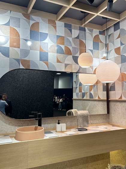 Geometrías suaves y una paleta pastel transforman este baño en un rincón cálido y contemporáneo dentro de la feria.
