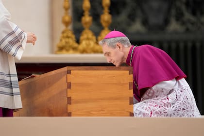 Georg Gänswein rinde homenaje a Benedicto XVI en la Basílica de San Pedro