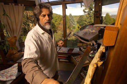 Georg Miciu, en su taller-cabaña de San Martín de los Andes