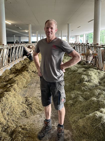 Georg Unterhofer, en el tambo de Pirchner Hof.