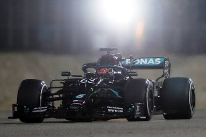 En 36 carreras en Williams, Russell no sumó puntos; de golpe se subió al auto más poderoso de la Fórmula 1 y dominó las dos sesiones de ensayos del viernes en Bahréin.