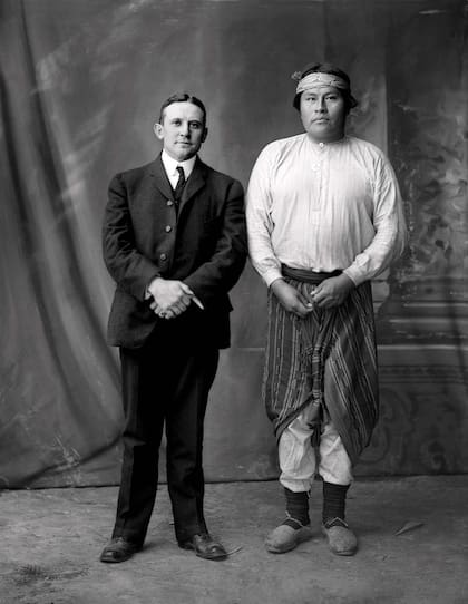 George A. Dorsey, curador de Antropología posa junto a Casimiro en la feria de St Louis . 1904.