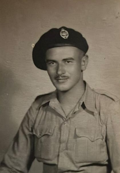 George Albert Cameron con el uniforme de su regimiento de tanquistas del Royal Armoured Corps (RAC)