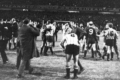 George Best y Bobby Charlton (25 de septiembre de 1968): la mayor hazaña de la historia Pincha; con gol de Conigliaro, Estudiantes ya le ganó 1 a 0 al campeón europeo, Manchester United; Best, flamante Balón de Oro, se abraza con Aguirre Suárez, y Malbernat se acerca a saludar a Charlton