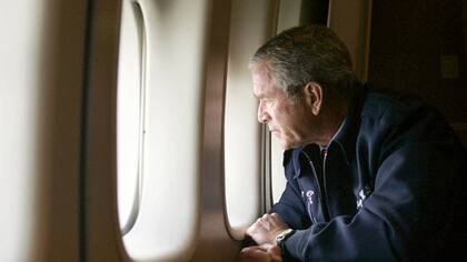 George W. Bush mira la destrucción de Katrina desde el avión
