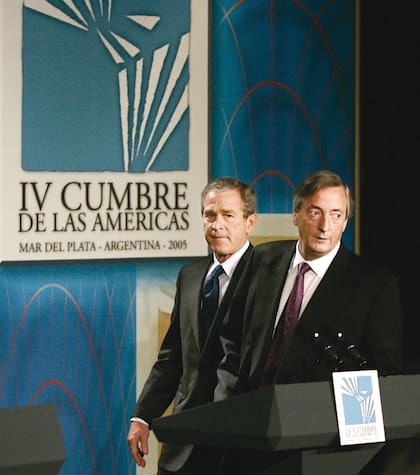 George Bush hijo, con Néstor Kirchner, durante la Cumbre de las Américas que se realizó en Mar del Plata en 2005