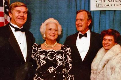 George Bush padre (aquí en el centro con su esposa Barbara) estaba al frente de Estados Unidos cuando cayó la Unión Soviética