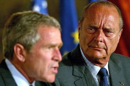 George Bush y Jacques Chirac, en París, en 2002