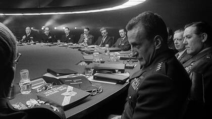 George C. Scott al principio se resistía al registro exagerado al que lo impulsaba Kubrick y prometió no volver a trabajar bajo las órdenes del director, pero con el correr de los años consideró a su actuación en Doctor Insólito como una de las mejores de su carrera