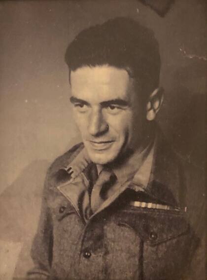 George Cameron se muestra sonriente con su uniforme en la Segunda Guerra Mundial