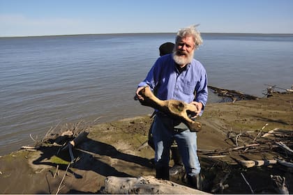 George Church, biólogo de la Escuela de Medicina de la Universidad de Harvard, manipula huesos de mamut en Siberia