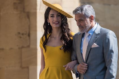 George Clooney, fundador de la firma de tequila Casamigos que tiene a Jack Brooksbank como embajador, es uno de los invitados a la gran boda. Su mujer, Amal, de paso hipnótico, volverá a marcar el paso de las celebridades por Saint George s