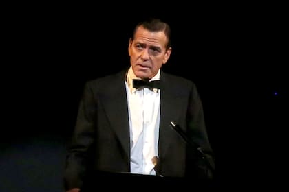 George Clooney con la cabellera oscura en su rol protagónico de Good Night and Good Luck, una meditación profunda sobre el periodismo y el rol de los medios