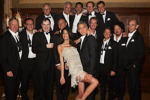 George Clooney, el día de su boda con Amal, junto a 13 de los 14 amigos a los que les regaló millones de dólares