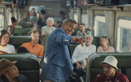 George Clooney en una escena de Jay Kelly, el film que llega a Netflix esta semana