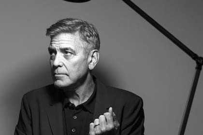 George Clooney en una sesión de fotos previa a su debut en Broadway en 2005