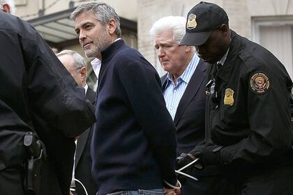 George Clooney fue sacado del lugar por efectivos de la policía