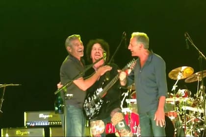George Clooney junto al guitarrista de Toto y amigo, Steve Lukather