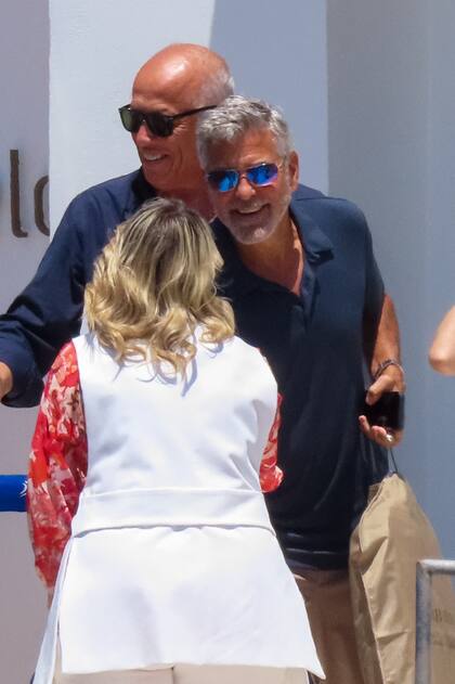 George Clooney visita la isla griega de Mykonos para participar de una campaña publicitaria