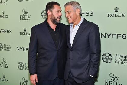 George Clooney y Adam Sandler en la premiere de Jay Kelly. Completan el elenco de este film Laura Dern y Billy Crudup