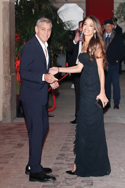 George Clooney y Amal
asistieron a la gala de apertura
de Omega House –la marca suiza
es el cronometrador oficial de la
competencia– en Milán. Para la
ocasión, ella eligió un diseño de
Versace de hombros descubiertos
con silueta tipo fishtail (cola de
pez) y cintura
fruncida