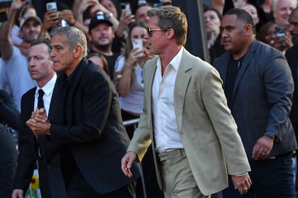 George Clooney y Brad Pitt deslumbraron en la premier de Lobos, la película que los tiene como protagonistas y que tuvo gran estreno anoche en el Teatro Chino TCL de Los Ángeles. "Este es el hombre vivo más sexy que aún existe", bromeó Pitt en declaraciones a la revista People. El film marca el regreso de los actores a la gran pantalla como compañeros desde 2008