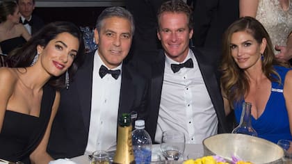 George Clooney y Cindy Crawford junto a sus parejas