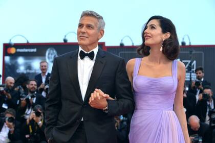 George Clooney y su esposa Amal Alamuddin en un evento