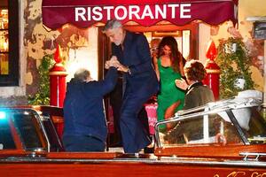 George Clooney y su mujer Amal, enamorados en Venecia: looks llamativos, paseos en góndola y cenas románticas