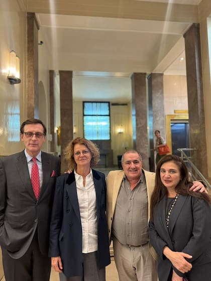 George Dangas, expresidente de la Society of Cardiovascular Angiography & Interventions, Alexandra Lansky, directora del SCAI Journal, Alfredo Rodríguez, jefe del servicio de cardiología intervencionista del sanatorio Otamendi y Roxana Mehran, futura presidenta del American College of Cardiology (ACC)