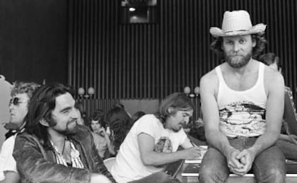 George DiCaprio, a la izquierda, con el escritor de cómics Gilbert Shelton en una convención, California, 1974 (Foto: Clay Geerdes/Getty Images)