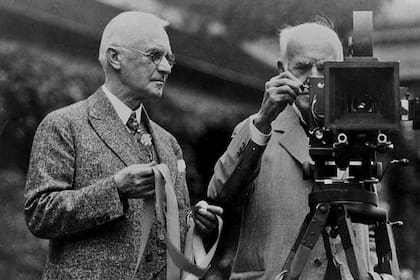 George Eastman junto a Thomas Edison prueban una cámara en 1928