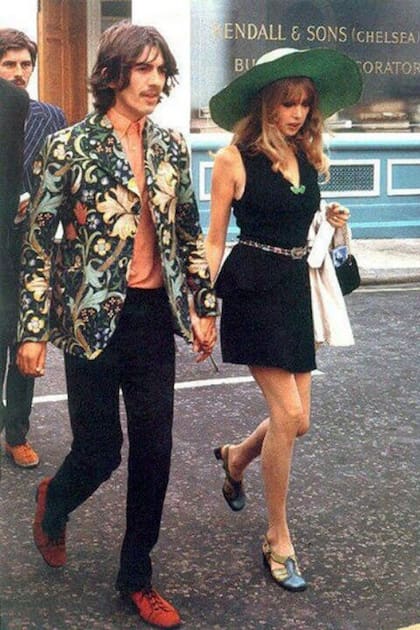 George Harrison –con su esposa Pattie Boyd, en 1967– inmortalizó una prenda William Morris de la firma Granny Takes A Trip