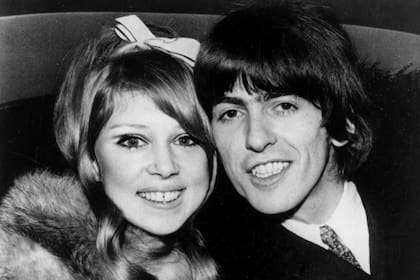 Pattie Boyd y George Harrison en los primeros años de su matrimonio, durante la beatlemanía