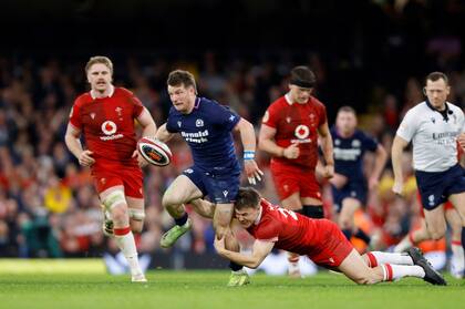 George Horne intenta escapar de Jarrod Evans; luego del triunfazo sobre Inglaterra, el Cardo sufrió en Cardiff, pero salió a flote.