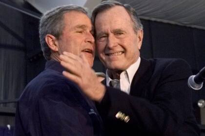 George H.W. Bush, junto a su hijo, George W.