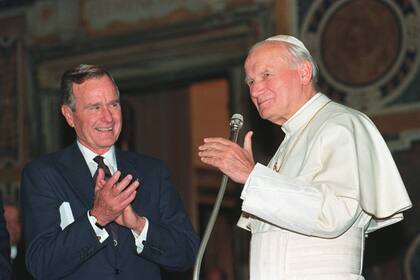 George H.W. Bush y el papa Juan Pablo II