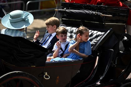 George, Louis y Charlotte viajan en un carruaje tirado por caballos de regreso al Palacio de Buckingham durante el Trooping the Colour por el Jubileo de Platino