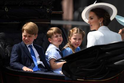 George, Louis y Charlotte viajan en un carruaje tirado por caballos de regreso al Palacio de Buckingham durante el Trooping the Colour por el Jubileo de Platino junto a su madre, Kate Middleton