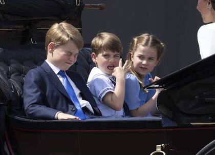George, Louis y Charlotte viajan en un carruaje tirado por caballos de regreso al Palacio de Buckingham durante el Trooping the Colour por el Jubileo de Platino
