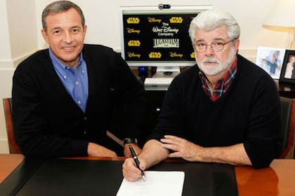 George Lucas al momento de venderle su productora, LucasFilm, a Disney