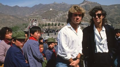 George Michael y Andrew Ridgeley en la Muralla China, en 1985