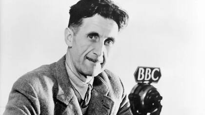 George Orwell, autor de "1984", durante su etapa como periodista de la BBC.